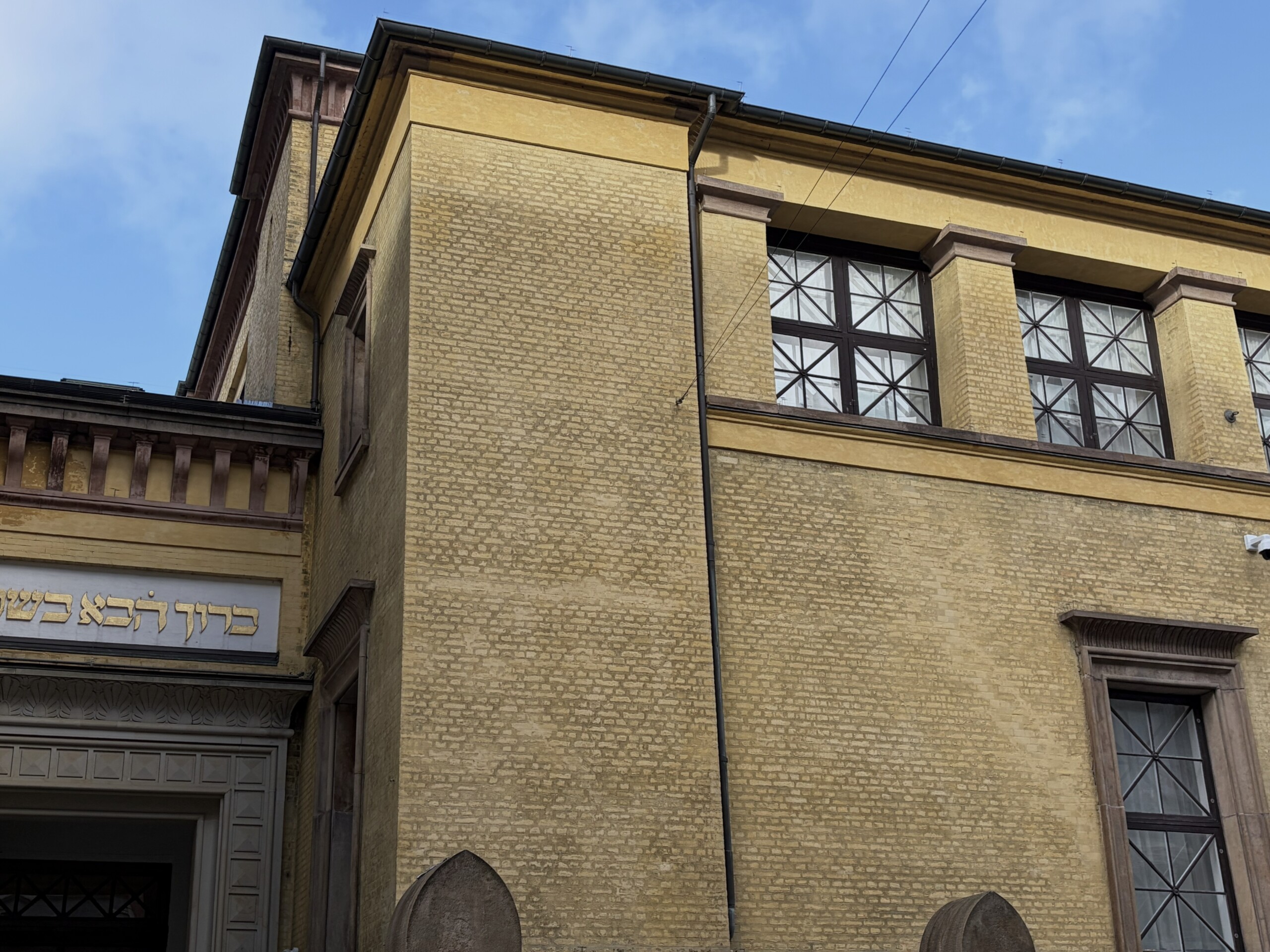 Siden terrorangrebet mod Krudttønden og Københavns Synagoge i 2015 har synagogen på Krystalgade været bevogtet af politiet. Siden 2023 har soldater fra Den Kongelige Livgarde hjulpet til med bevogtningen.